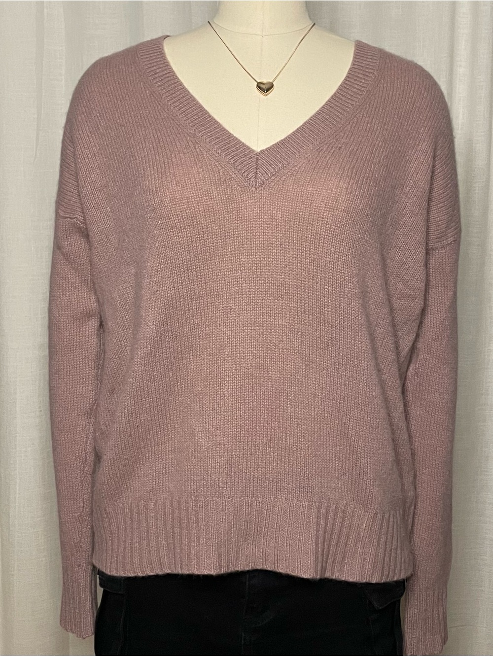 360 Cashmere - V-Neck Relaxed Knit Sweater in Dusty Mauve/ Blush Rose